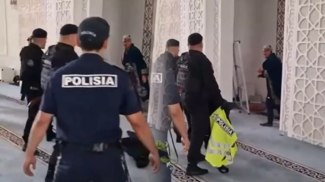 استانا مەشٸتتەرٸنٸڭ بٸرٸندە شاپان كيگەن ەر ادام ٶزٸن-ٶزٸ پىشاقتاپ تاستادى