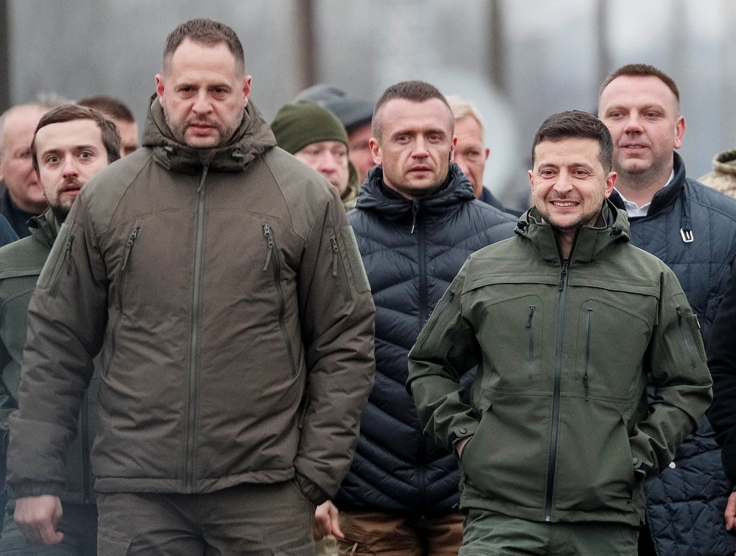 «Ақшам жоқ, достарым бар»: Зеленский кеңсесінің бұрынғы басшысы жемқорлық ісі бойынша қамауға алынды