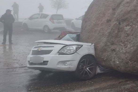 ٶزبەكستاندا تاۋدان قۇلاعان ٸرٸ تاس كٶلٸكتٸ جولاۋشىلارىمەن بٸرگە مىجىپ ٶتتٸ