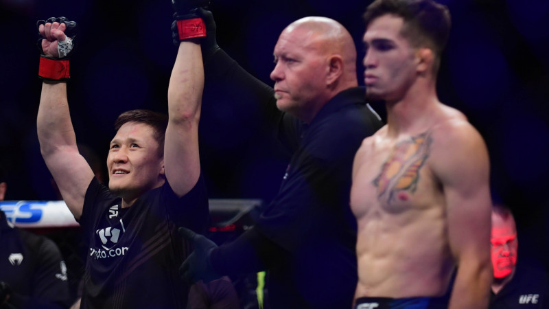 Жалғас Жұмағұлов UFC-дегі алғашқы жеңісіне қол жеткізді (Видео)