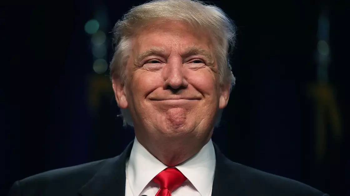 Трамп алғашқы жұмыс күнінде шамамен 100 жарлыққа қол қойды