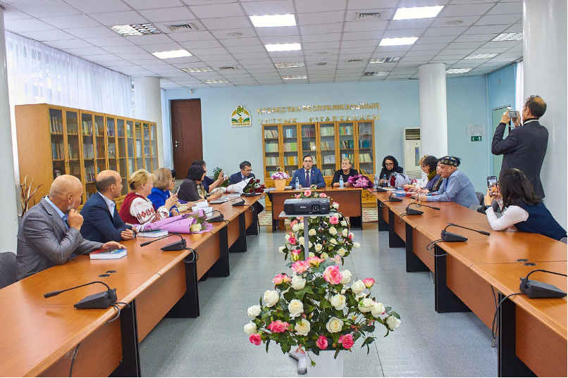 Кітапханадағы кітап көрмесі