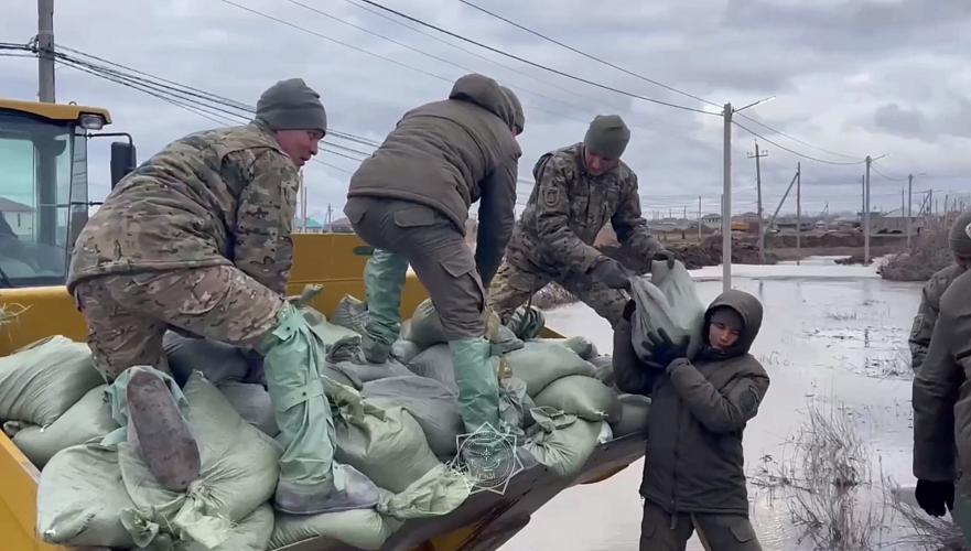 Су тасқыны: Құтқарушыларға Тоқаев күзетінің сарбаздары көмекке келді