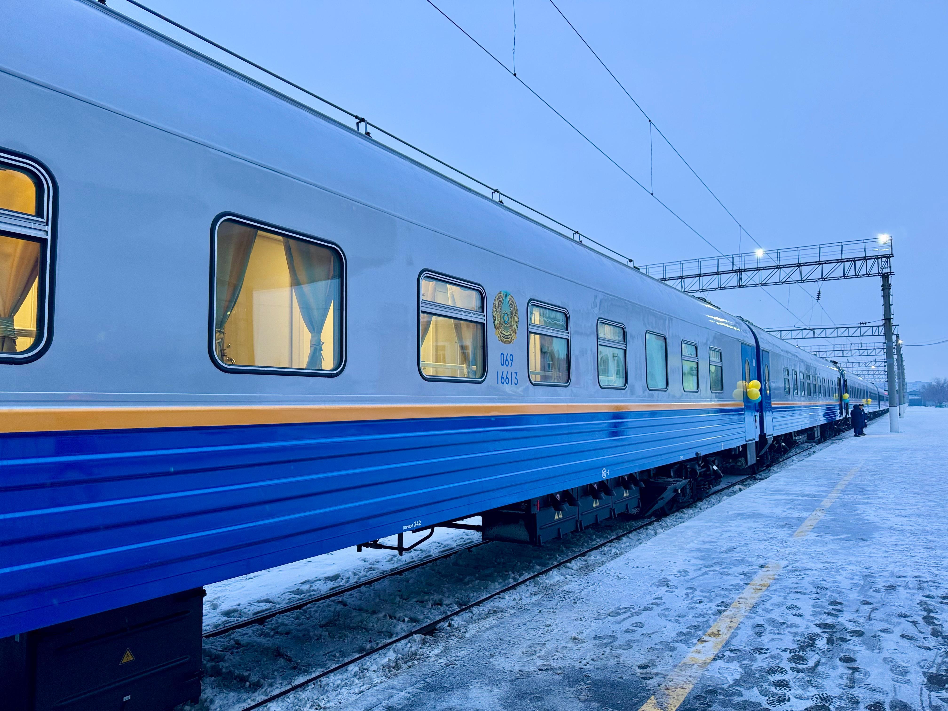 Almaty 2 vokzalyndaǵy poiyzda 52 adam kómirqyshqyl gazynan ýlanyp qaldy