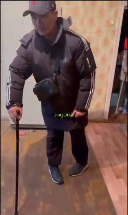 Ózin insýlt alǵan múgedek retinde kórsetip, elden aqsha surap kelgen er adam ustaldy