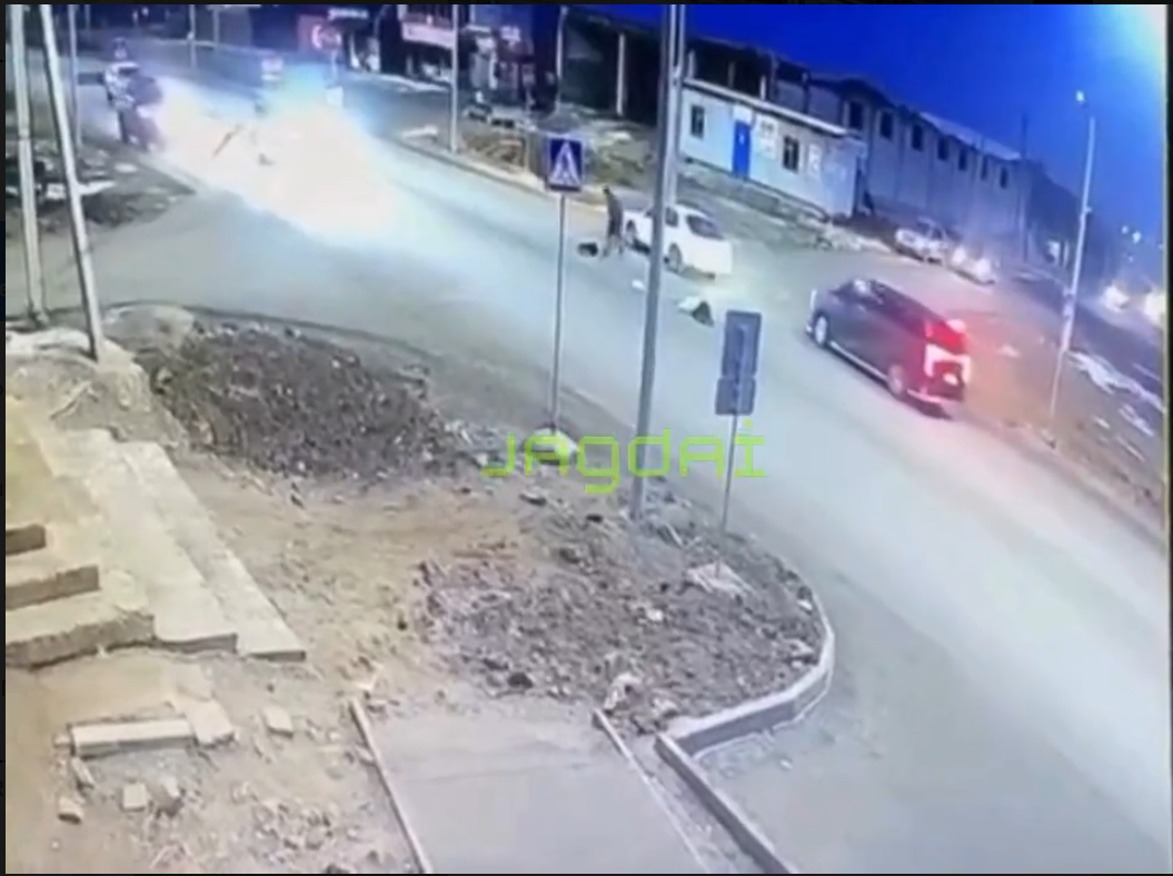اقمولا وبلىسىندا مەكتەپ وقۋشىلارىن جاياۋ جٷرگٸنشٸلەر ٶتكەلٸندە قاعىپ كەتتٸ