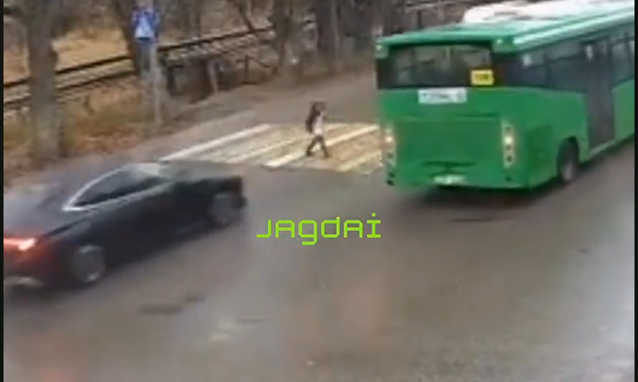 "Politsiia oqiǵany birden tirkemedi": Almaty oblysynda jaiaý júrginshiler ótkelinde balany kólik qaǵyp ketti