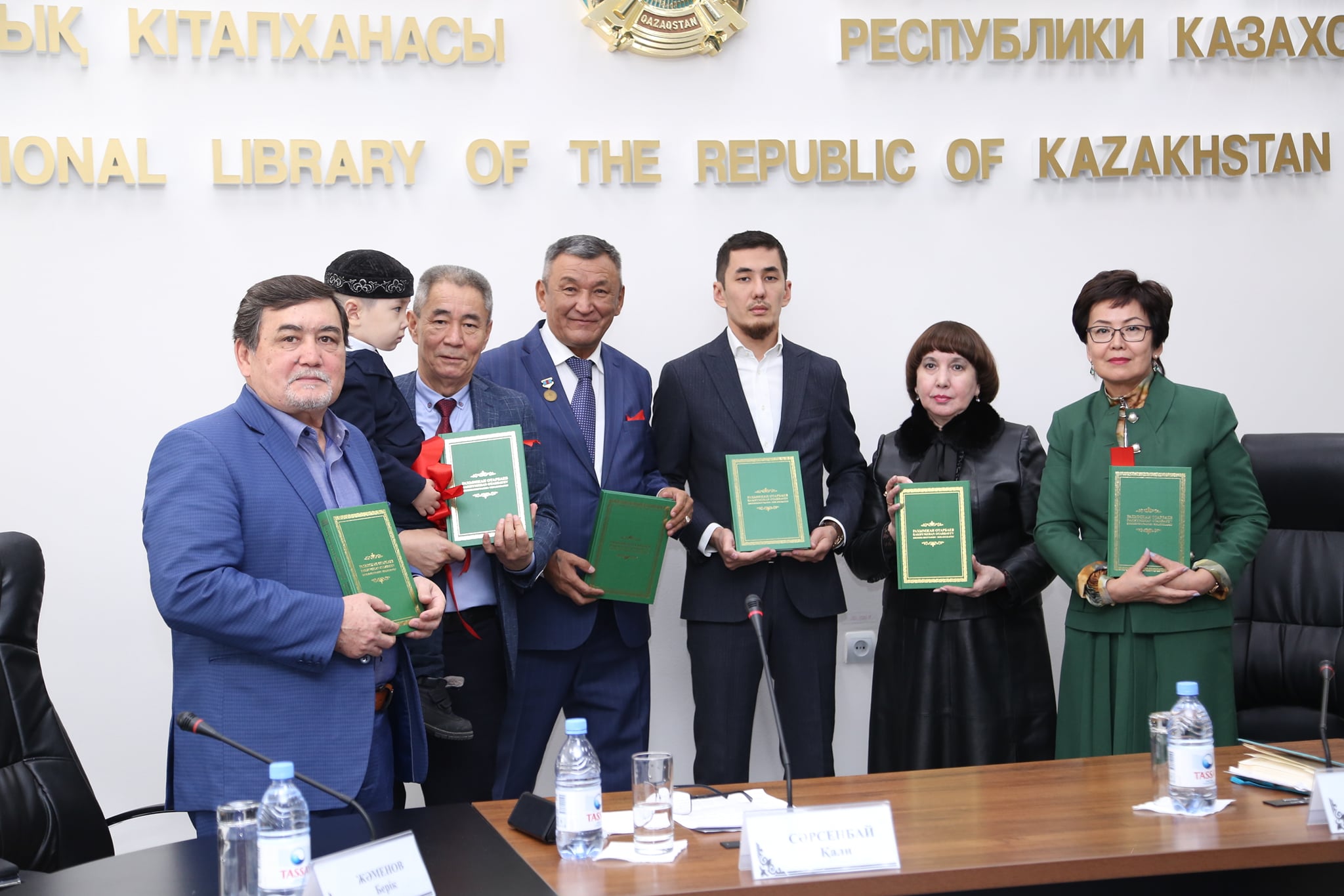 Ádebietti «otarlaǵan» Otarbaevtyń bibliografiiasy jaryq kórdi