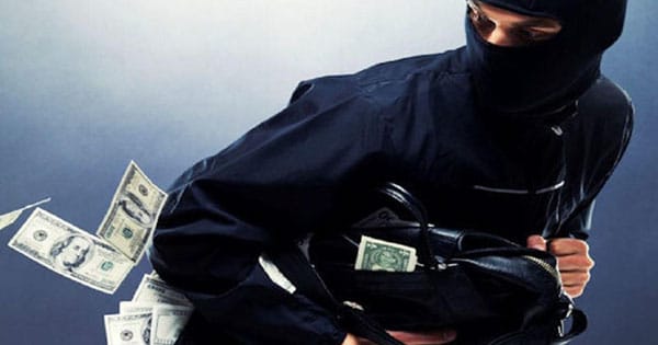 Alaiaqtarǵa berýge apara jatqan aqshasyn qalta urysy urlap ketken