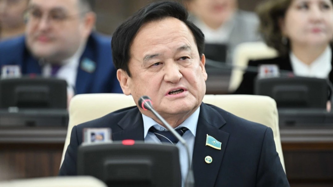 دەپۋتات: «ەدٸلەت ۆيتسە-مينيسترٸنٸڭ قازاق تٸلٸندە سٶيلەمەۋٸ ەدٸلەتسٸزدٸك»