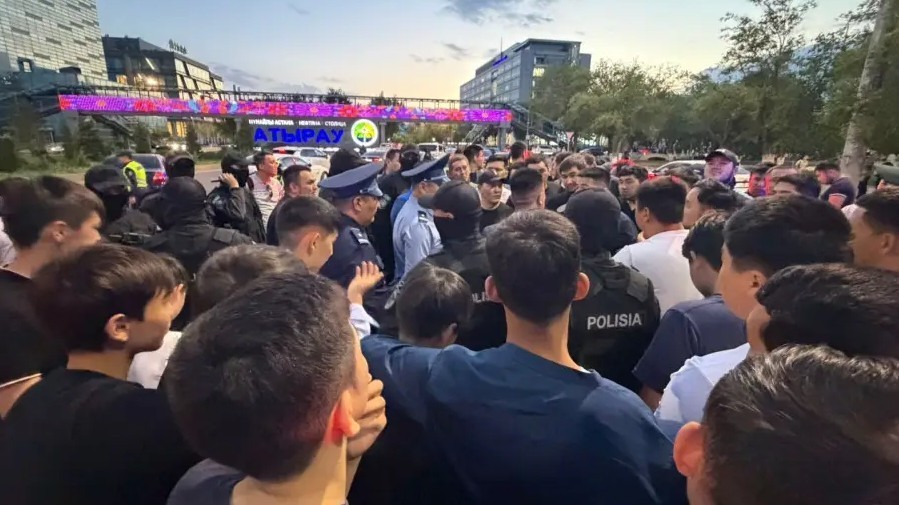 اتىراۋدا شەتەلدٸك نٶمٸرلٸ كٶلٸكتەرگە تەكسەرٸس: جٷرگٸزۋشٸلەر جاپپاي نارازىلىققا شىقتى