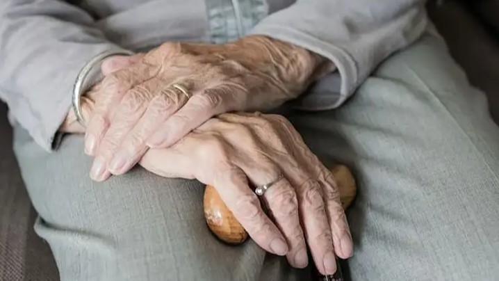 91 жастағы кейуананы соққыға жыққан күтуші полицияға жеткізілді