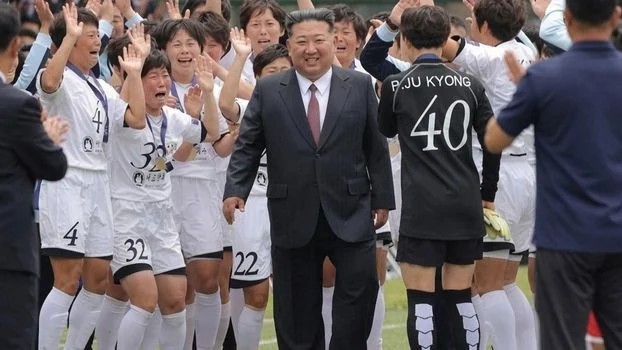 Kim Chen Ynmen kezdesken fýtbolshylar kóz jasyna erik berdi