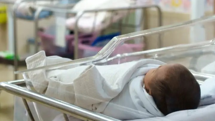 Қоқыс жәшігінен табылған сәби сәбилер үйіне жіберіледі: анасы әлі іздестіріліп жатыр