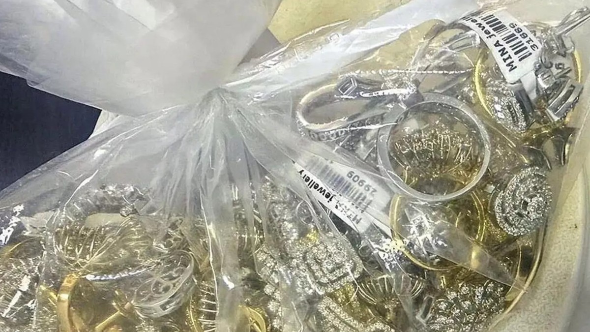 Шекарада күдік тудырған әйелден зергерлік бұйымдар табылды