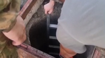 Шахтинскіде көше тазалап жүрген екі ер адам кәріз шұңқырына құлап кеткен
