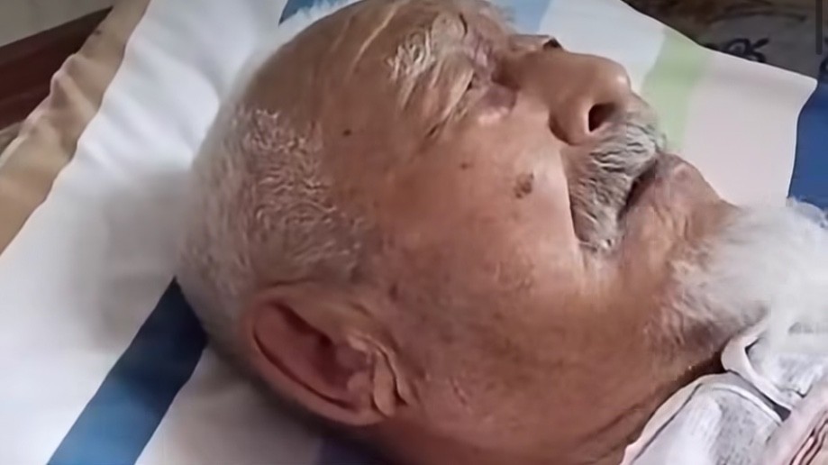 ەكس-پوليتسەي 90-عا تاياعان ەكەسٸنٸڭ اياق-قولىن بايلاپ, قاماپ ۇستاعان (ۆيدەو)