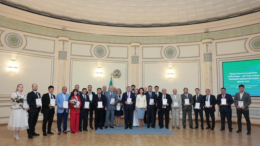 پرەزيدەنت اتىنان قازاقستانداعى ەتنومەدەني بٸرلەستٸكتەردٸڭ ٶكٸلدەرٸنە جاڭا كونستيتۋتسييانىڭ ارنايى باسىلىمدارى سالتاناتتى تٷردە تابىستالدى