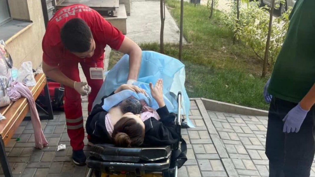 Алматыда әйел көпқабатты үйдің ауласында босанып қалды
