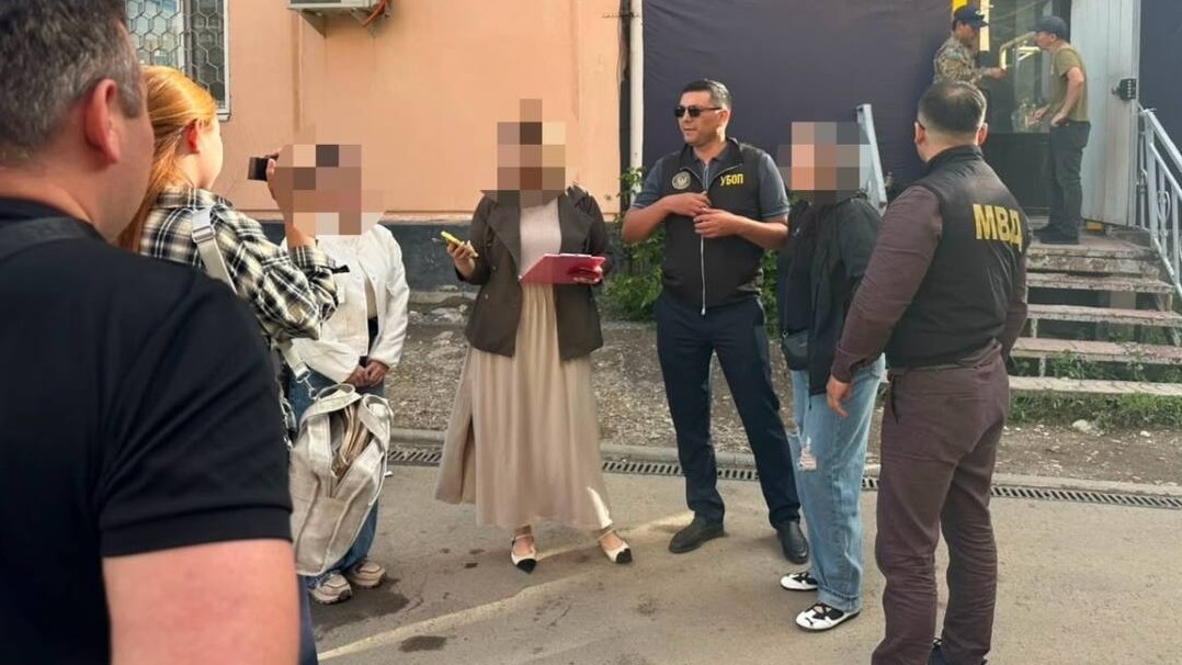 «Зорлады деп арыз жазамын»: Ақтөбеде бопсалауға күдікті әйел қолға түсті