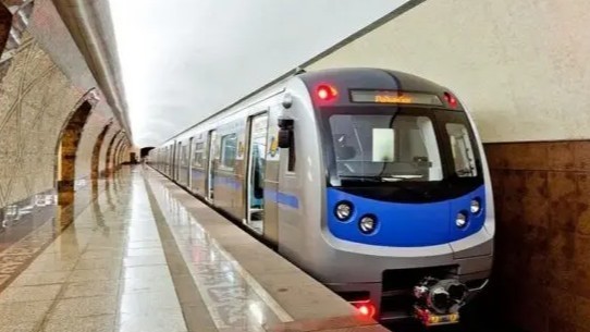 Алматы метросында күмән тудырған жолаушыдан пышақ пен кісен тәркіленді