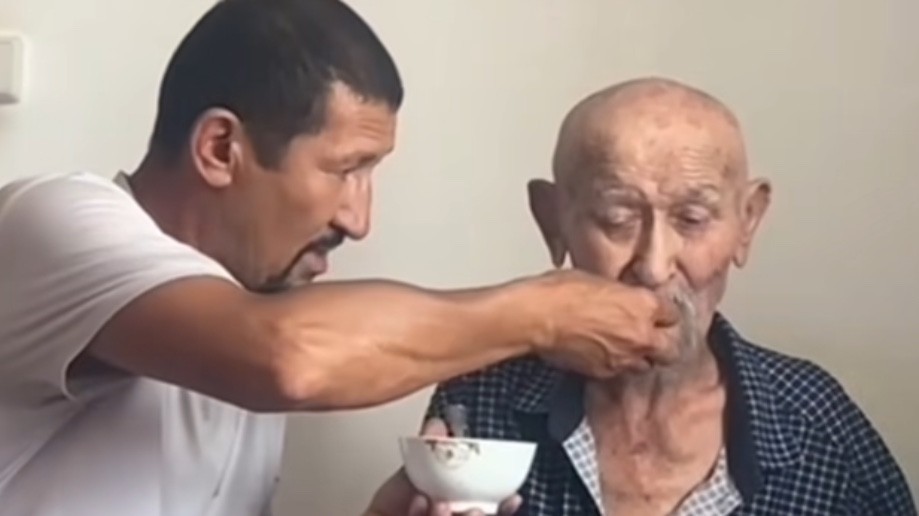 Қарт әкесін тамақтандырған ер адам желідегілерді тәнті етті (ВИДЕО)