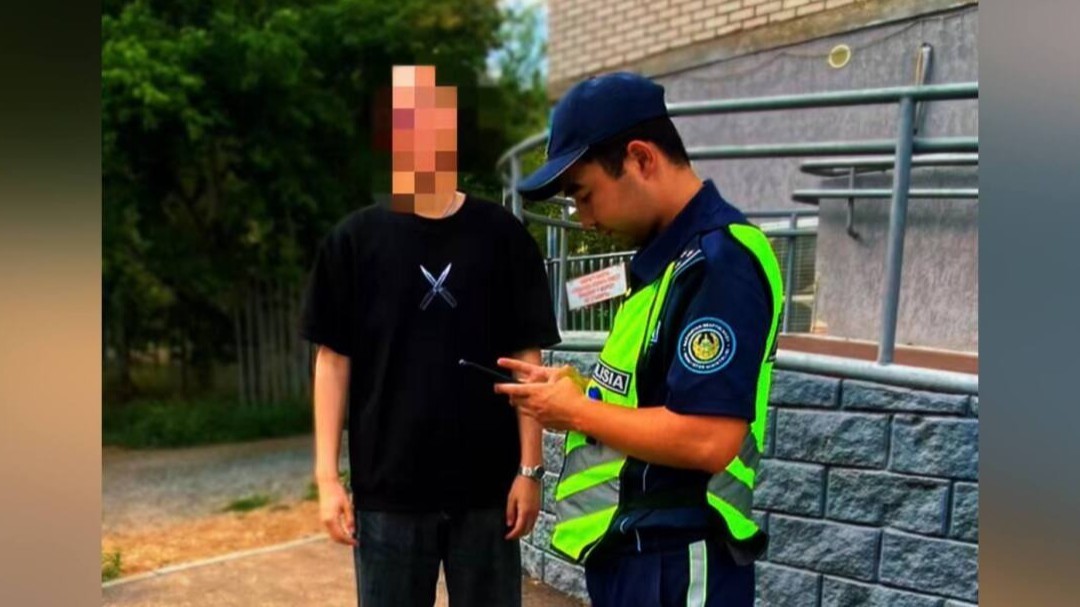 Павлодарда терезеден шығып ән айтқан жолаушы мен жүргізуші жауапқа тартылды