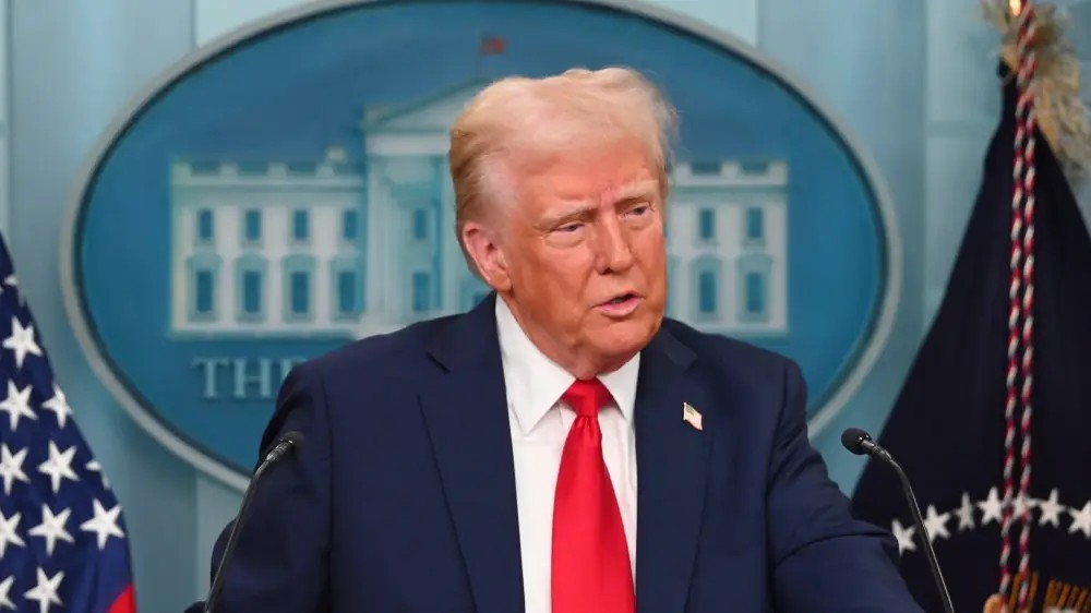 Трамп АҚШ азаматтығын бала туу арқылы алуға қойылатын талаптарды қатаңдатты