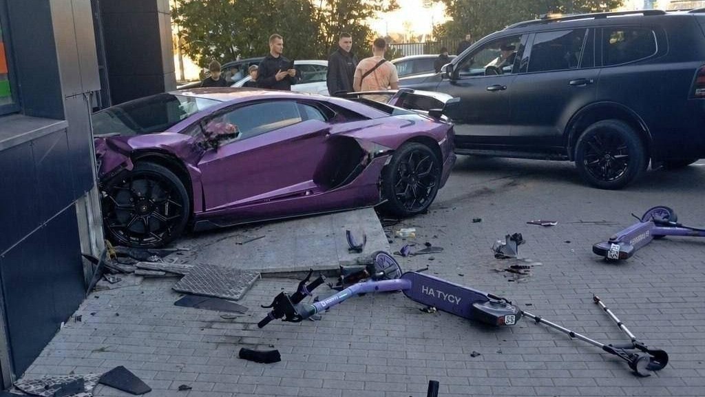 Құны шамамен 170 млн теңге болатын Lamborghini ғимаратқа соғылды: екі адам зардап шекті