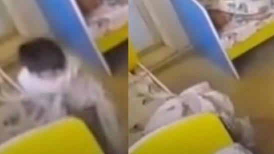 Таразда ерекше баланы ұйықтату үшін аяқ-қолын байлаған