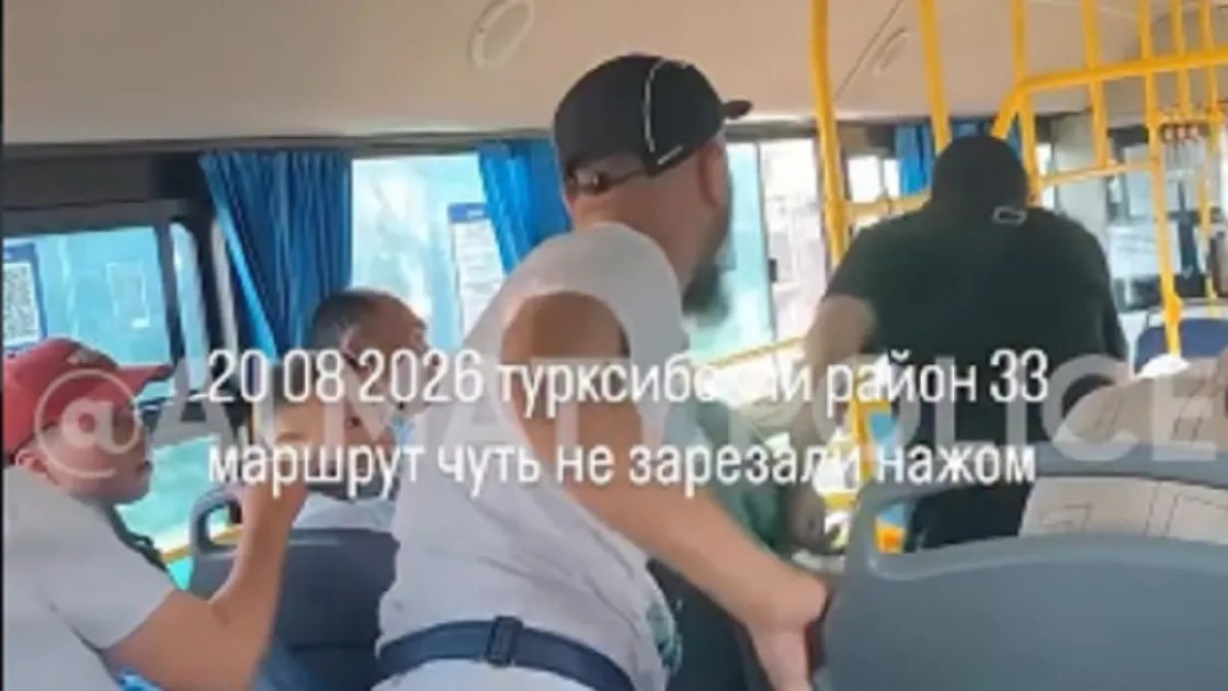Алматы автобусында жолаушылар төбелесіп, жанжалға пышақ ұстаған адам араласқан
