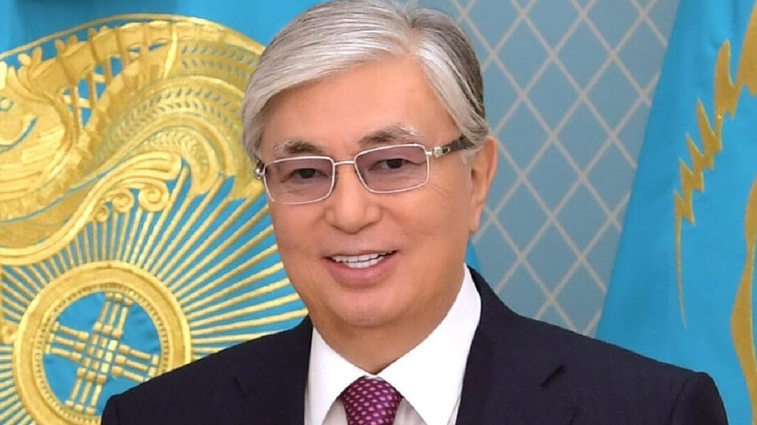 Тоқаев беттен сүйіп амандасатындарға шүйлікті