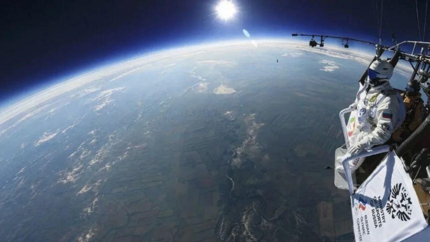Ресейлік экстремал 11,5 шақырым биіктіктен секіріп, әлемдік рекорд орнатты (ВИДЕО)