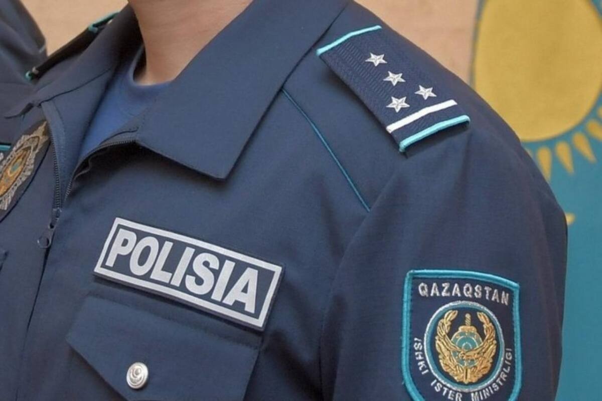Астанада 68 жастағы ер адам әкімшілік ғимаратта шалбарын шешіп, жауапқа тартылды
