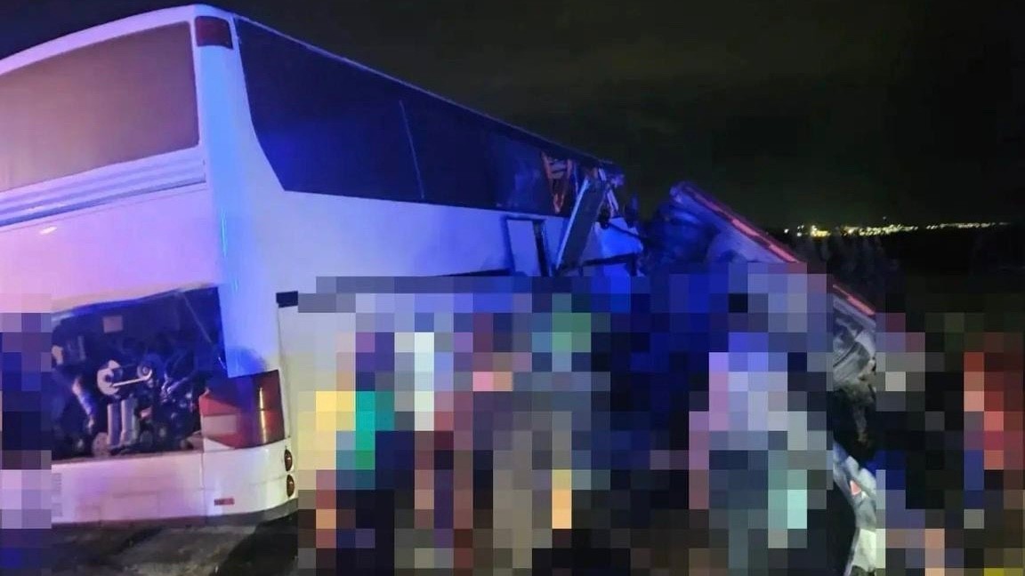 Автобус апатқа ұшырады: бес адам қаза тапты