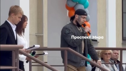 «Егер бүкіл әлем орыс тілінде сөйлегенін қаласаң, Калашников автоматының құрылымын зертте»: Украинадағы соғысқа қатысқан ресейліктің балаларға айтқан сөзі желіде наразылық туғызды