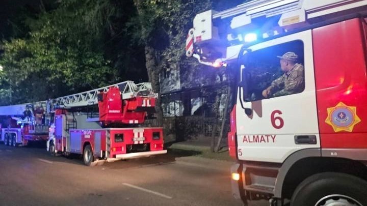 Алматыда 16 қабатты үй өртеніп, 100 адам эвакуацияланды