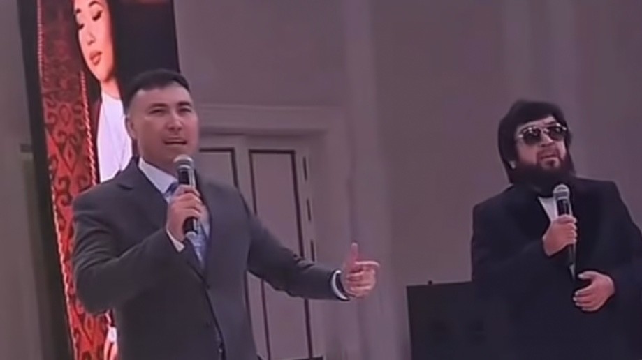 Бекболат Тілеухан қайта ән айтып көзге түсті