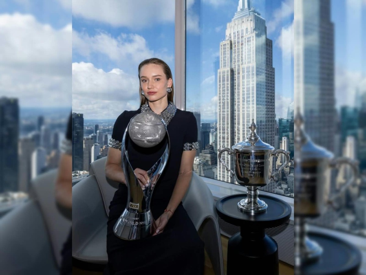 Елена Рыбакинаға әлемнің бірінші ракеткасы атанғаны үшін арнайы кубок табысталды