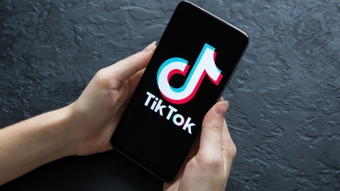 TikTok-та ішімдік ішіп, балағат сөз айтқан әйел 5 тәулікке қамалды