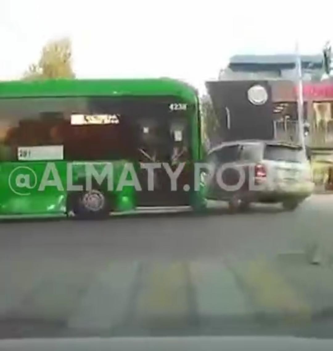 Алматыда автобус пен Toyota соқтығысып, тоғыз адам зардап шекті