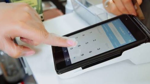 Кассир клиенттердің 7,3 млн теңгесін үш жыл бойы өз шотына аударып отырған