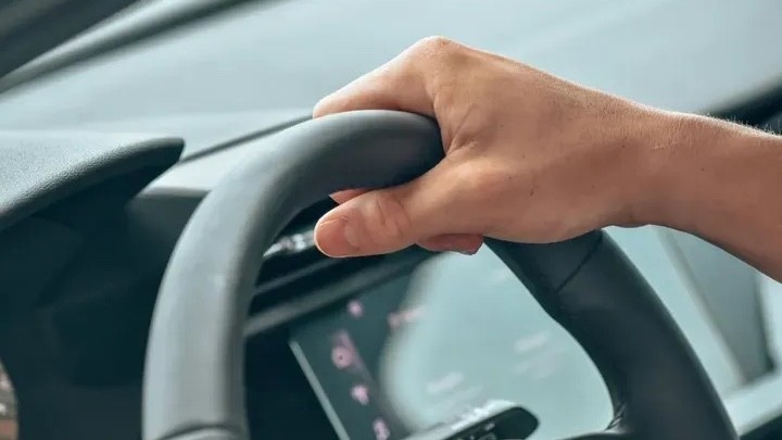 Көкшетауда жігітімен жанжалдасқан қыз көліктен түсіп, жарақат алды