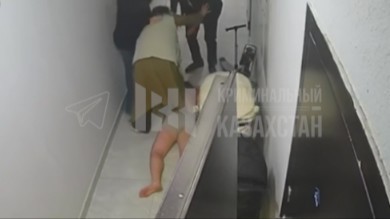 Астанада мас ер адам лифтіні қиратып, іш киімін шешіп, арбаға дәрет сындырмақ болған