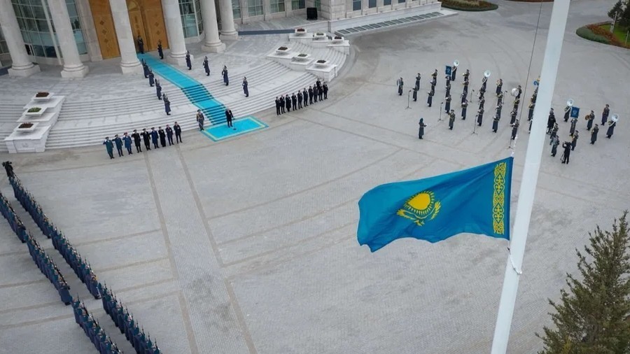 Президент Қасым-Жомарт Тоқаев Мемлекеттік ту көтеру рәсіміне қатысты