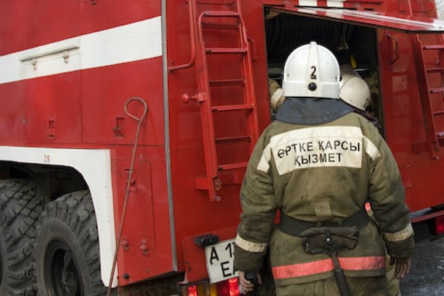 Астанада көпқабатты үй өртенді: құтқарушылар екі баланы аман алып шықты