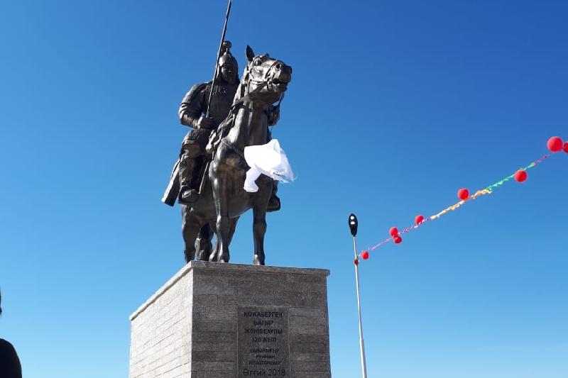 Павлодар батыра. Памятник баян батыру в Павлодаре. Батыр фото. Павлодр Малай Сары. Классный час 310 лет баян батыра.