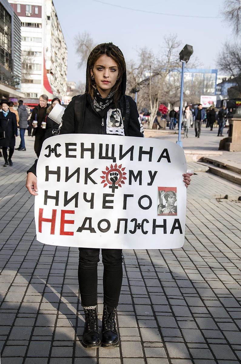 Женский феминизм. Феминистка. Феминистка это женщина которая. Русские феминистки. Женщина с плакатом.