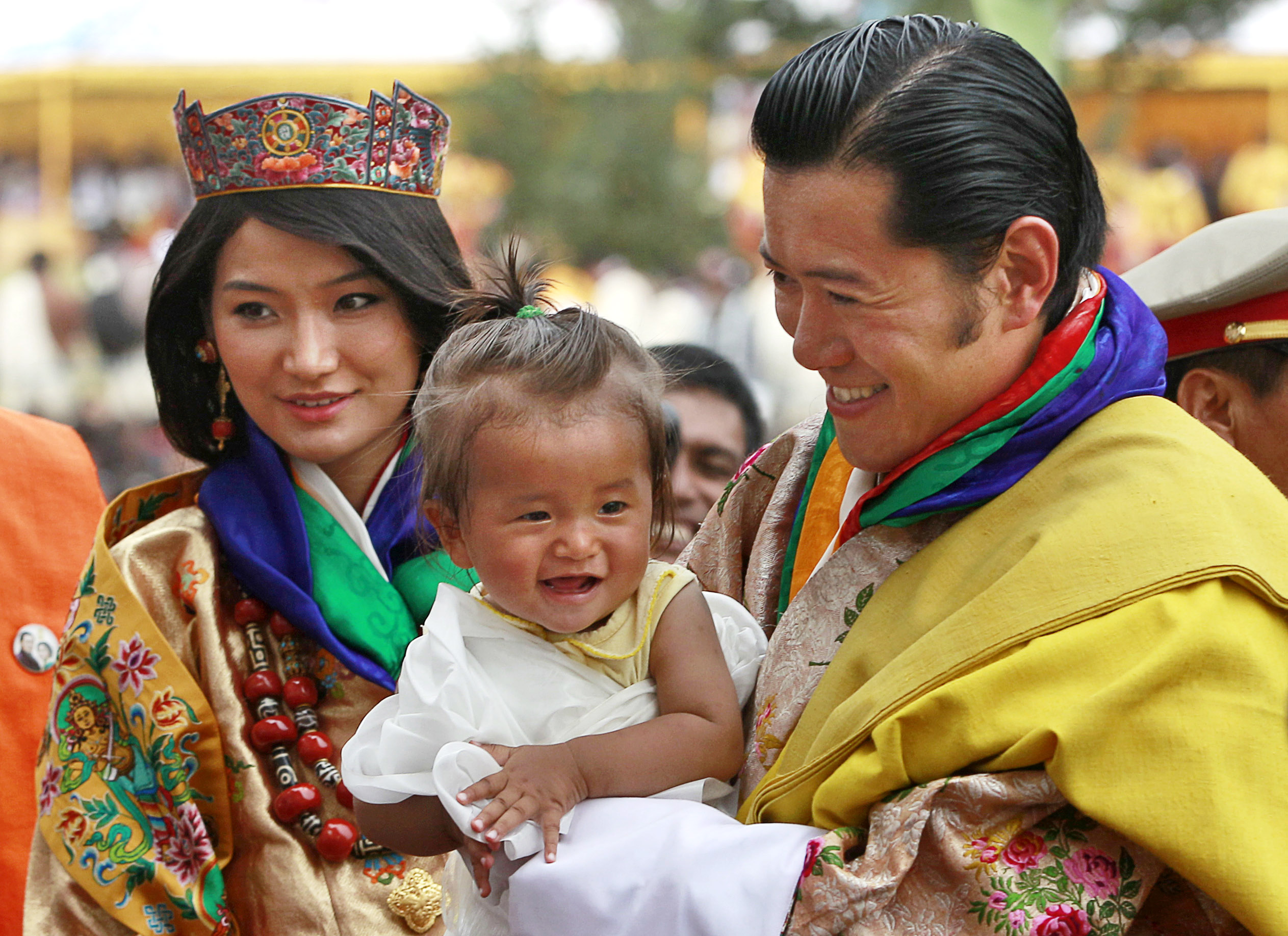 Бутан счастье. Джигме Кхесар Намгьял. Король Джигме Кхесар Намгьял Вангчук. Королевство бутан Министерство счастья. Джецун Пема Вангчук, Королева бутана.