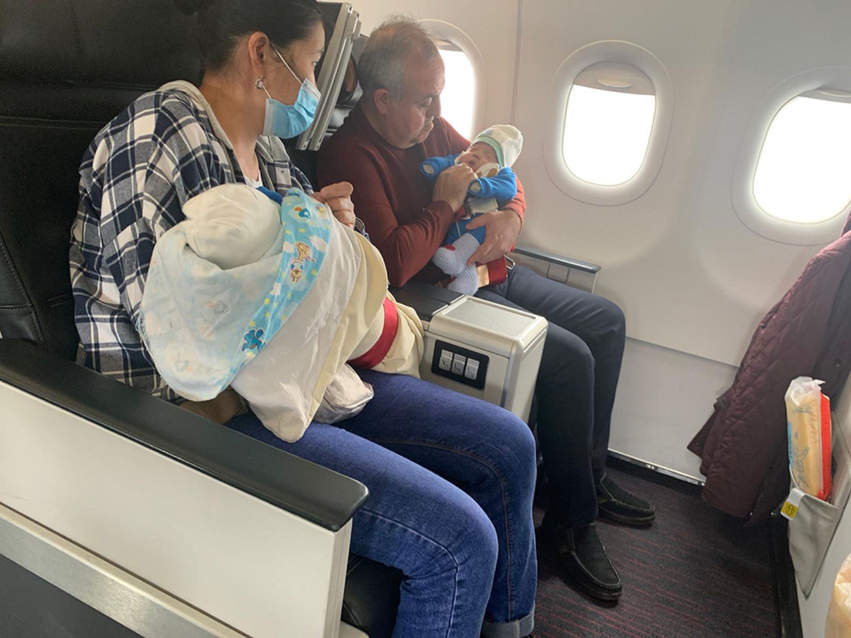 Перелет с детьми из москвы в турцию. Люлька для новорожденных Туркиш Эйрлайнс. Turkish Airlines люлька для новорожденных. Люлька для самолета для малыша. Люлька для новорожденных в самолете.